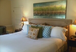 Standaard suite, 1 kingsize bed met slaapbank, niet-roken, privébadkamer (Burroughs Suite) | Luxe beddengoed, individueel gedecoreerd, individueel gemeubileerd