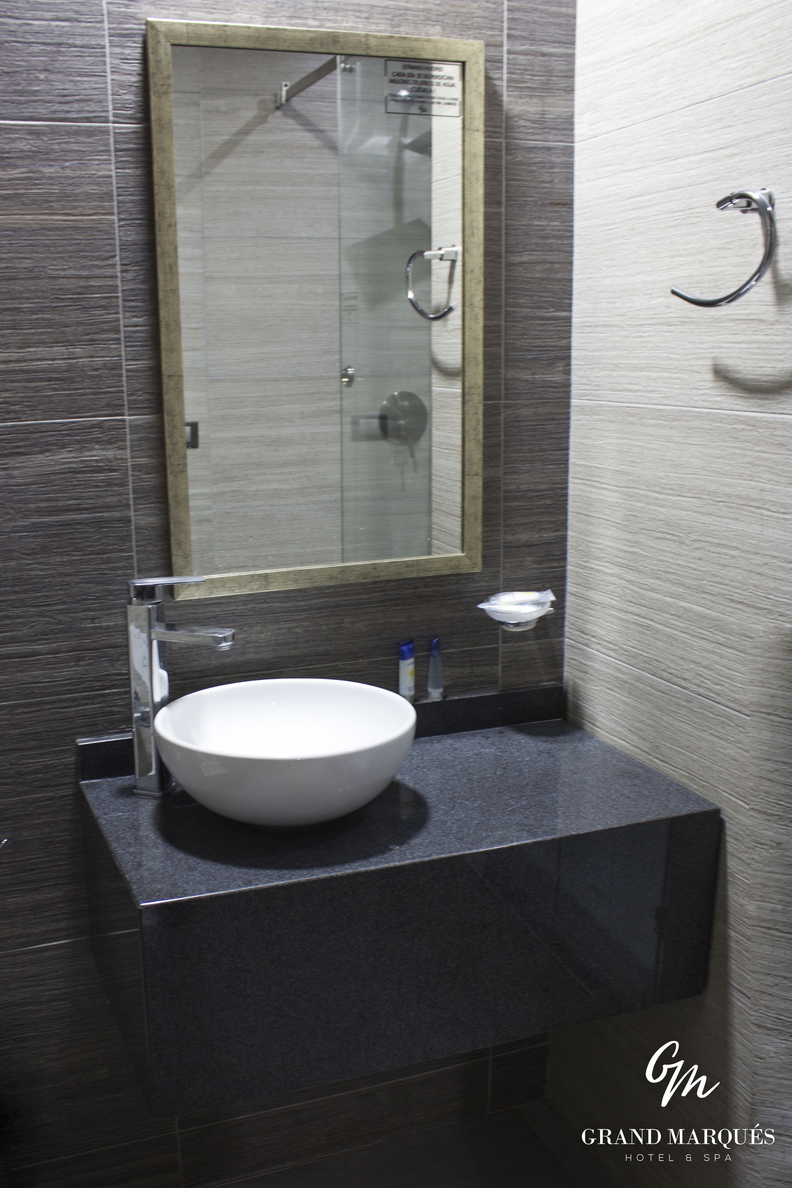 combined shower/bathtub, hair dryer, towels