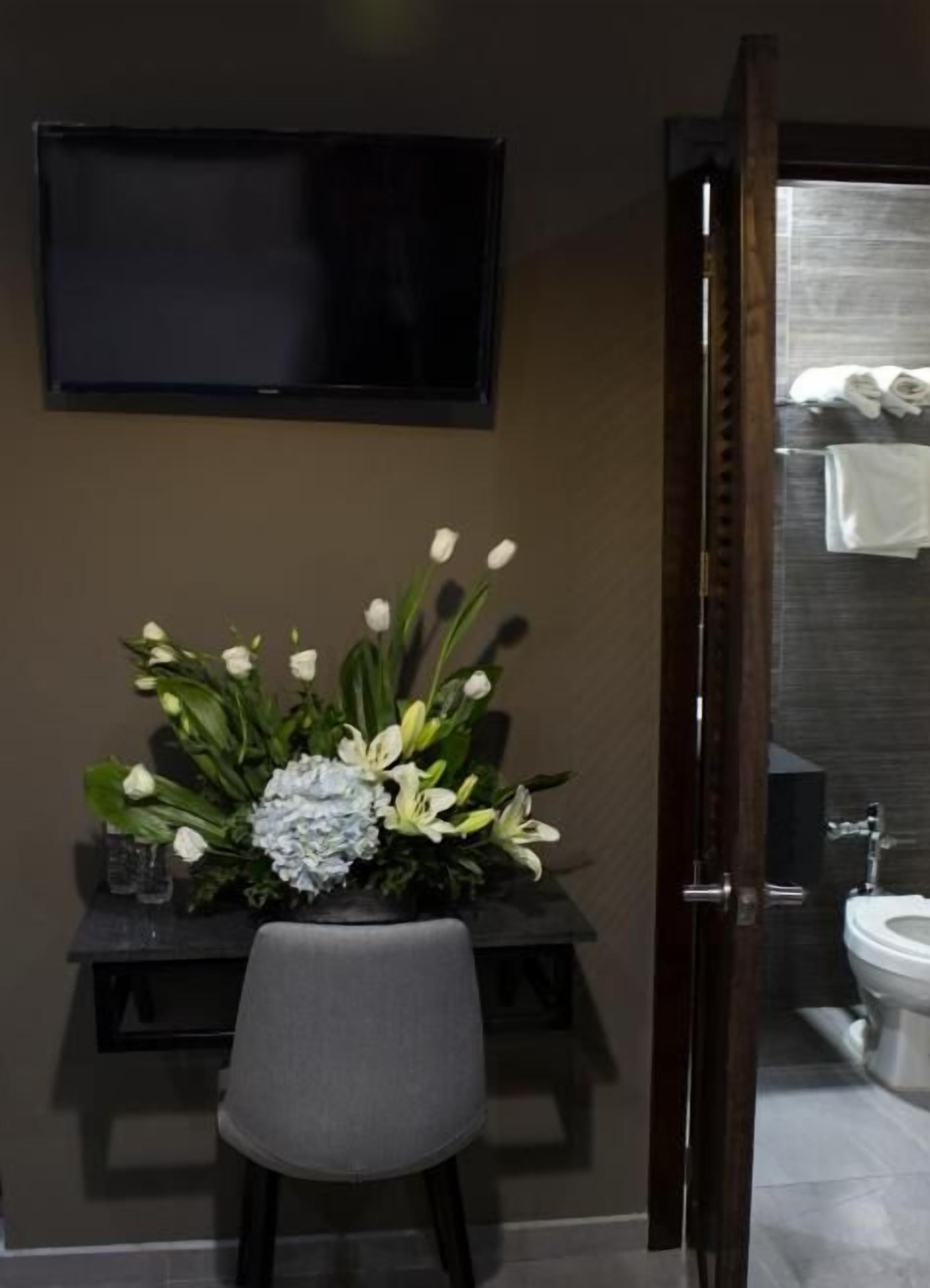 combined shower/bathtub, hair dryer, towels