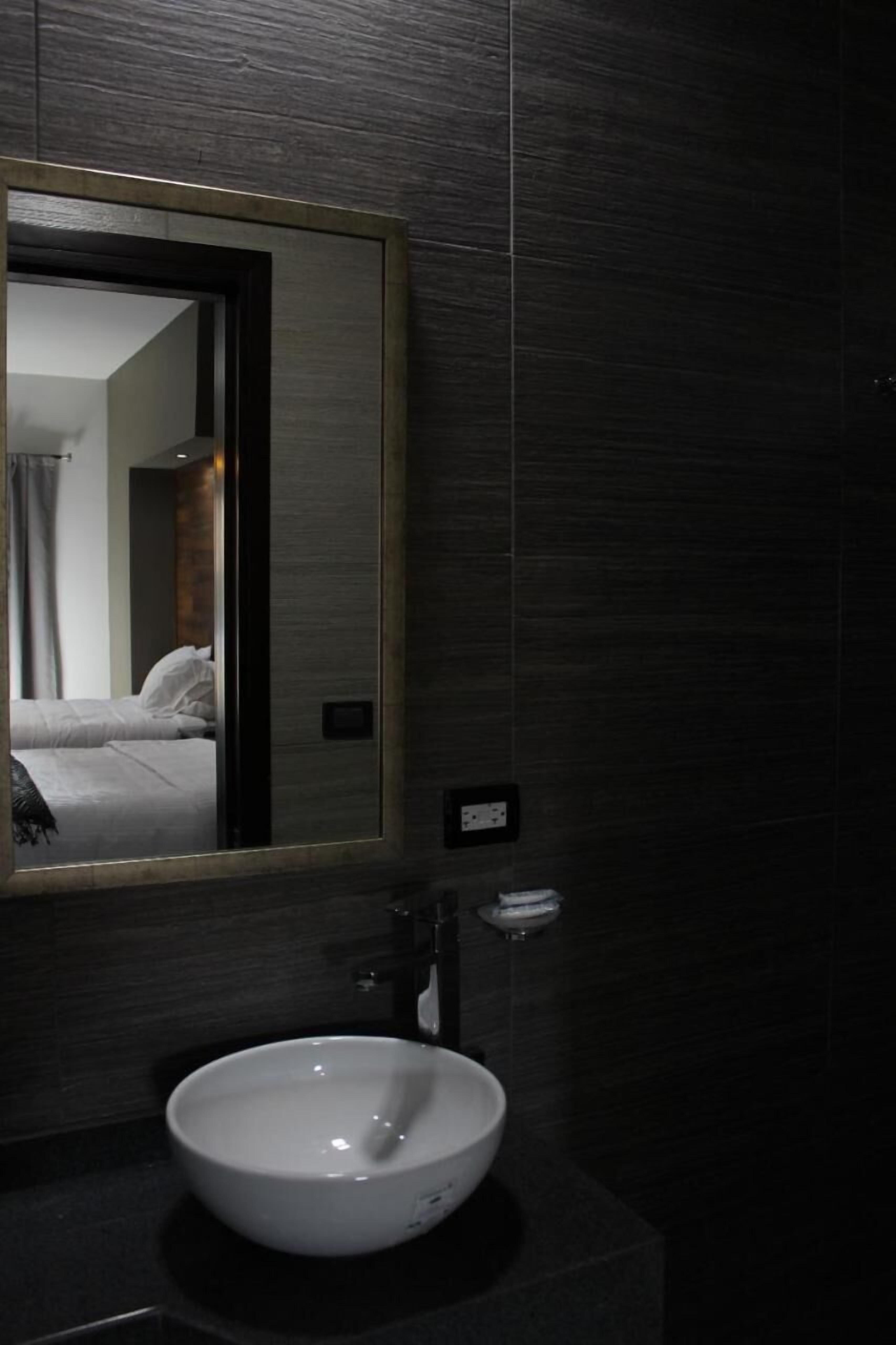 combined shower/bathtub, hair dryer, towels