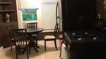 House, 2 Bedrooms | In-room dining