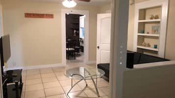 Nhà, 2 phòng ngủ | Phòng khách | TV