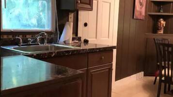 Nhà, 2 phòng ngủ | Bếp riêng | Tủ lạnh, lò nướng, dụng cụ nấu nướng/bát dĩa/dao nĩa