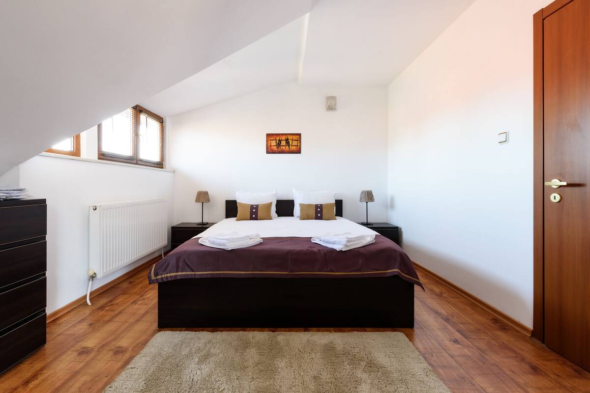 Appartamento panoramico, 1 camera da letto, balcone, vista montagna | Minibar, una cassaforte in camera, insonorizzazione, ferro/asse da stiro
