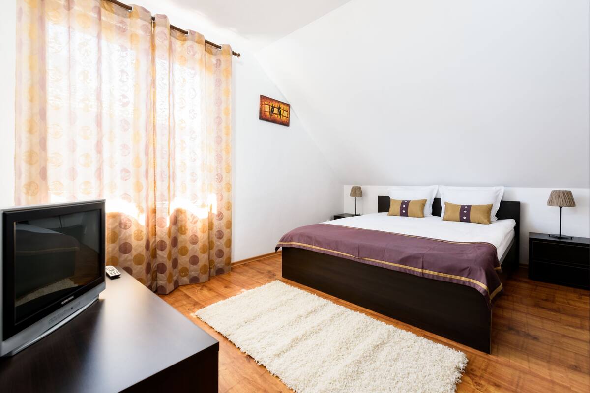 Appartamento, 2 camere da letto | Minibar, una cassaforte in camera, insonorizzazione, ferro/asse da stiro
