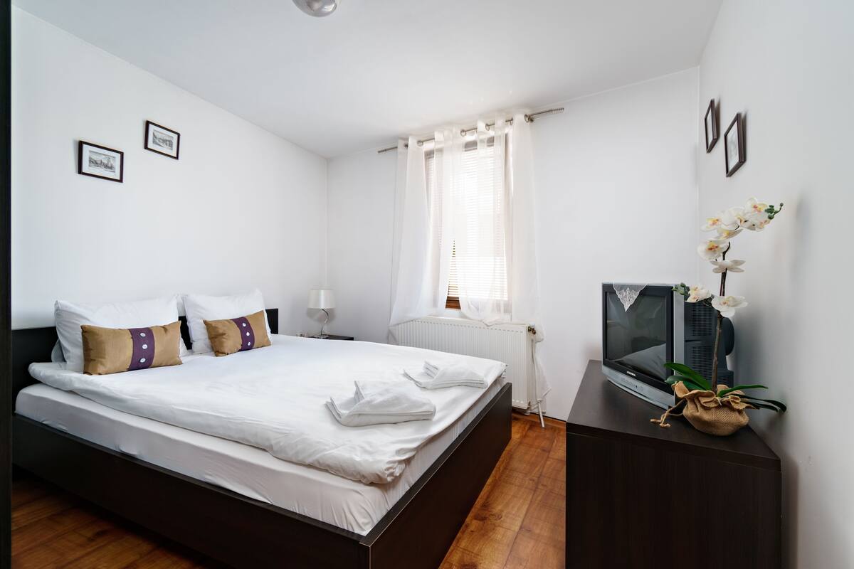 Apartment, Ground Floor | Minibar, una cassaforte in camera, insonorizzazione, ferro/asse da stiro