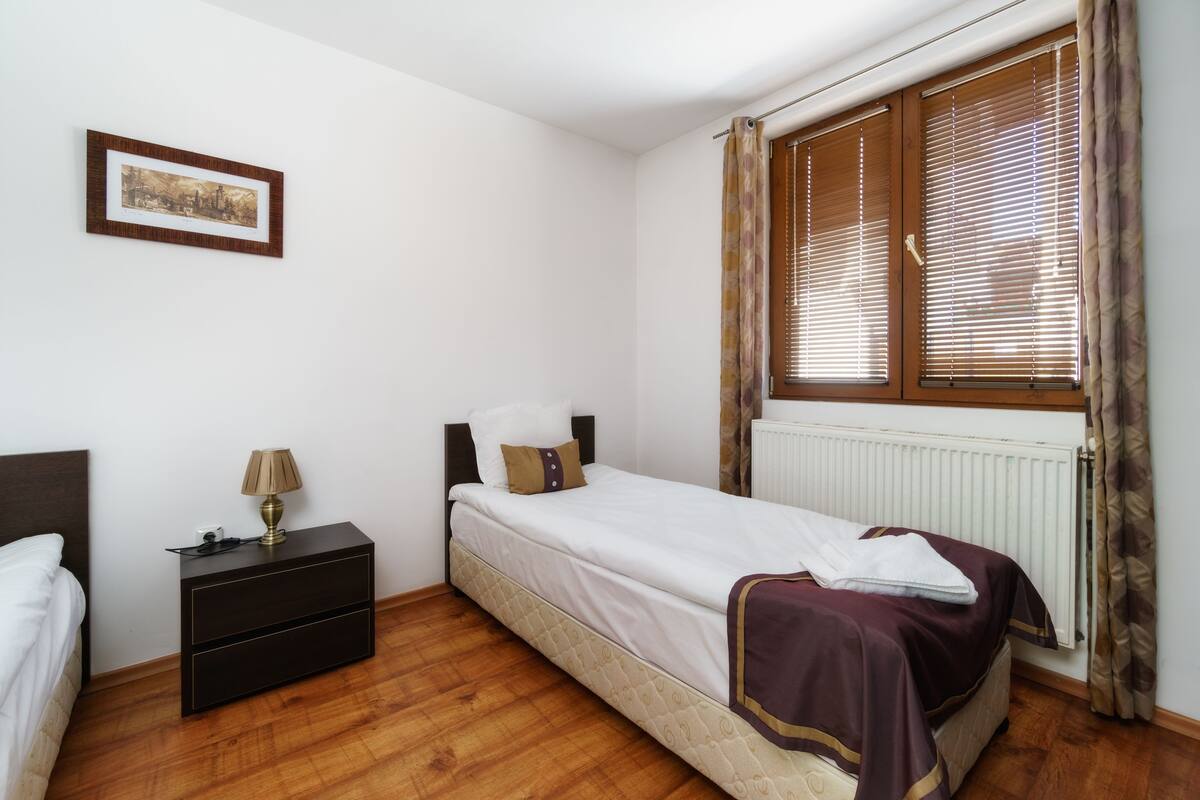 Economy Double Room, Ground Floor | Minibar, una cassaforte in camera, insonorizzazione, ferro/asse da stiro