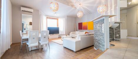 Comfort-hus - 2 soveværelser - sauna - bakkeudsigt | Opholdsområde | Smart-tv, pejs, Netflix, dvd-afspiller