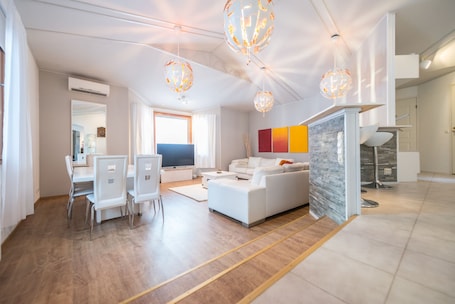 Smart TV, chimenea, Netflix, reproductor de DVD