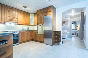 Casa Confort, 2 habitaciones, sauna, vista a la colina | Cocina privada | Refrigerador con congelador, microondas, horno y parrilla de estufa 