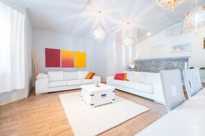 Comfort House, 2 Bedrooms, Sauna, Hill View | Living room | Smart TV, fireplace, Netflix, DVD player - Levi White House (Kittila)