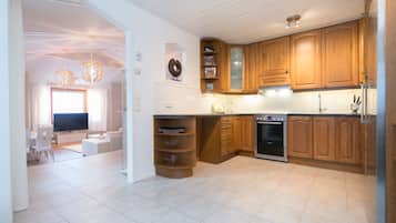 Rumah Comfort, 2 kamar tidur, sauna, pemandangan bukit | Dapur pribadi | Lemari es besar, microwave, oven, dan kompor