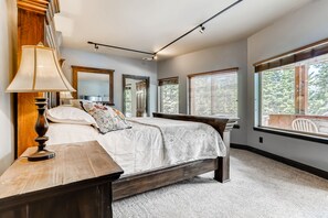 Premium bedding, iron/ironing board, free WiFi, bed sheets - Chalet Elevation (Breckenridge)