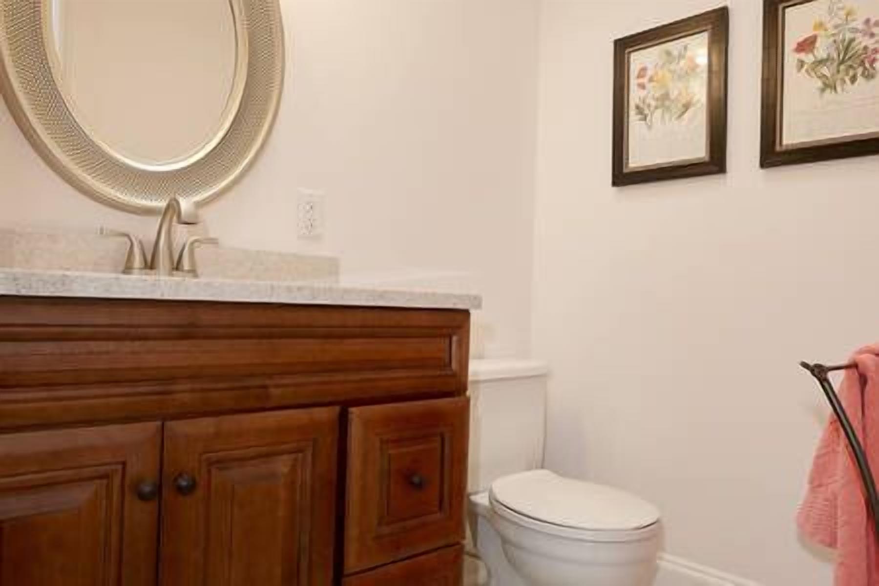 suite, 1 king bed | bathroom | shower, free toiletries, towels