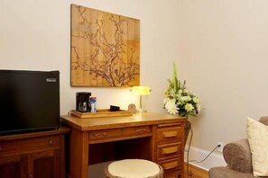 Suite, 1 kingsize-seng | Oppholdsrom | En 55-tommers TV med kabel-kanaler