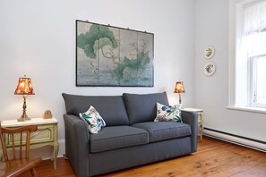 Suite, 1 kingsize-seng med sovesofa | Oppholdsrom | En 55-tommers TV med kabel-kanaler