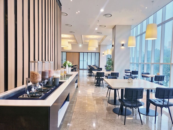 Daily buffet breakfast (KRW 16500 per person)