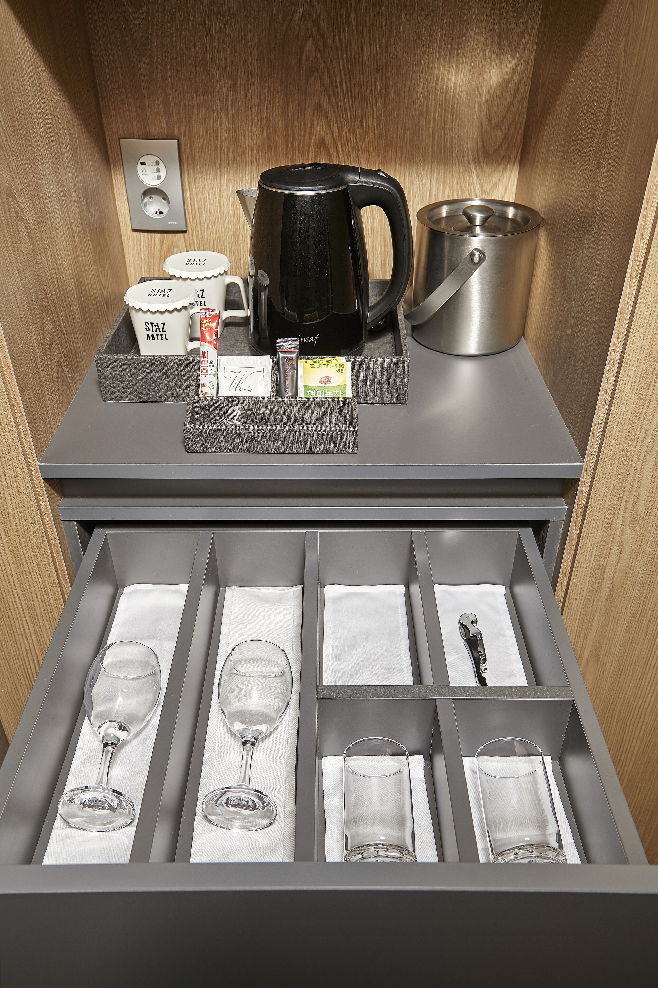 grand suite, bathtub | coffee and/or coffee maker