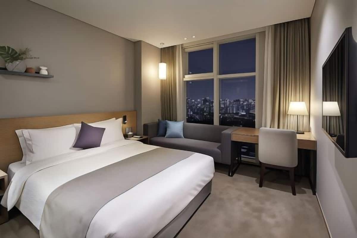 Cofres nos quartos, escrivaninha, cortinas blackout, Wi-Fi de cortesia