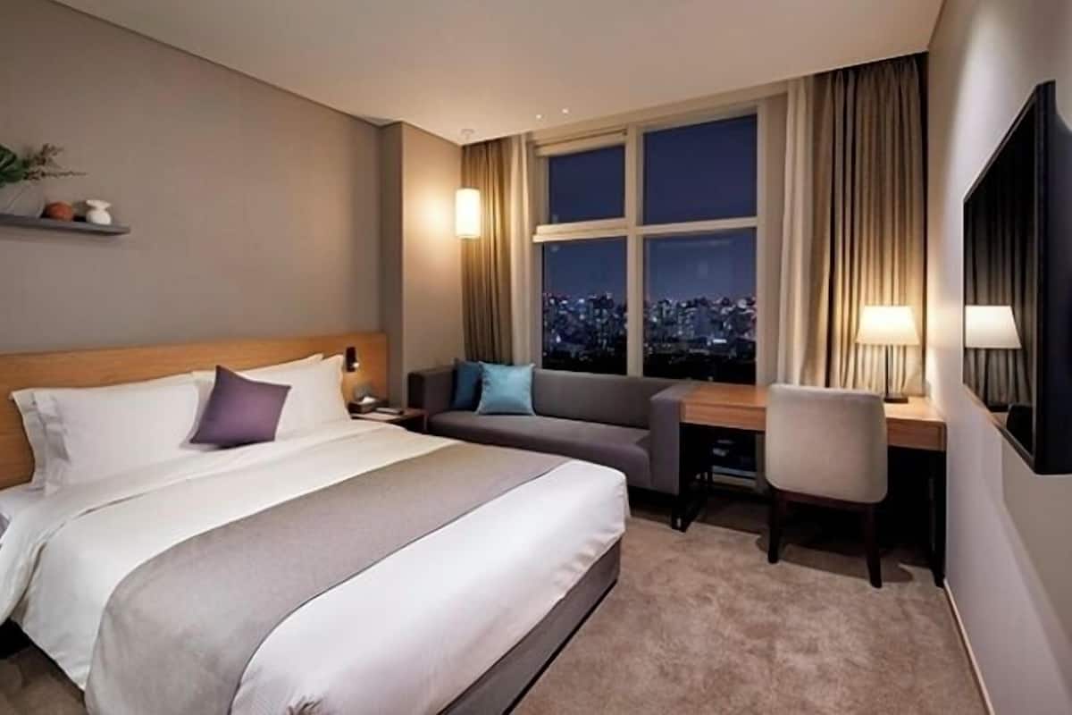 Cofres nos quartos, escrivaninha, cortinas blackout, Wi-Fi de cortesia