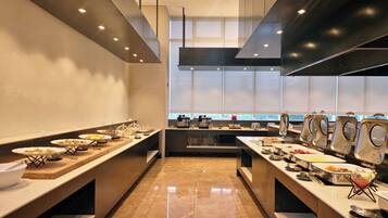 Daily buffet breakfast (KRW 16500 per person)