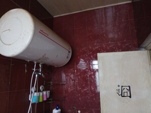Buồng tắm vòi sen, dép đi trong nhà, khăn tắm
