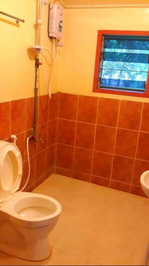 Shower, rainfall showerhead, free toiletries, slippers - Sukau Backpackers B&B (Kota Kinabatangan)