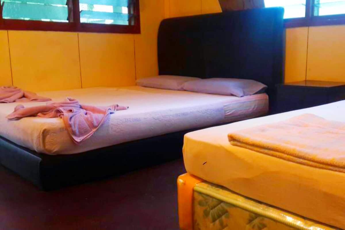Phòng dành cho gia đình, phòng tắm riêng | Bàn 