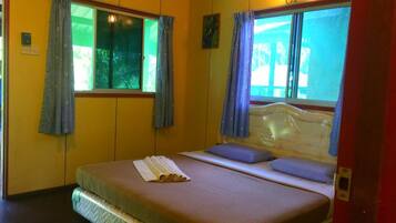 Chambre Double Standard, 1 grand lit, salle de bains privée | Bureau