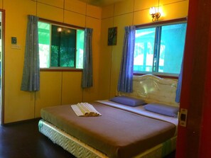 Standard Double Room, 1 Queen Bed, Private Bathroom | Desk - Sukau Backpackers B&B (Kota Kinabatangan)