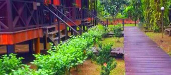 Sukau Backpackers B&B