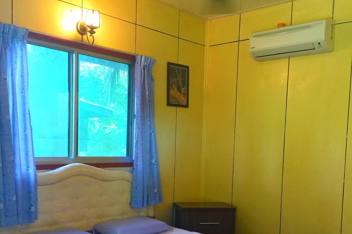 Phòng đôi Tiêu chuẩn, 1 giường cỡ queen, phòng tắm riêng | Bàn 