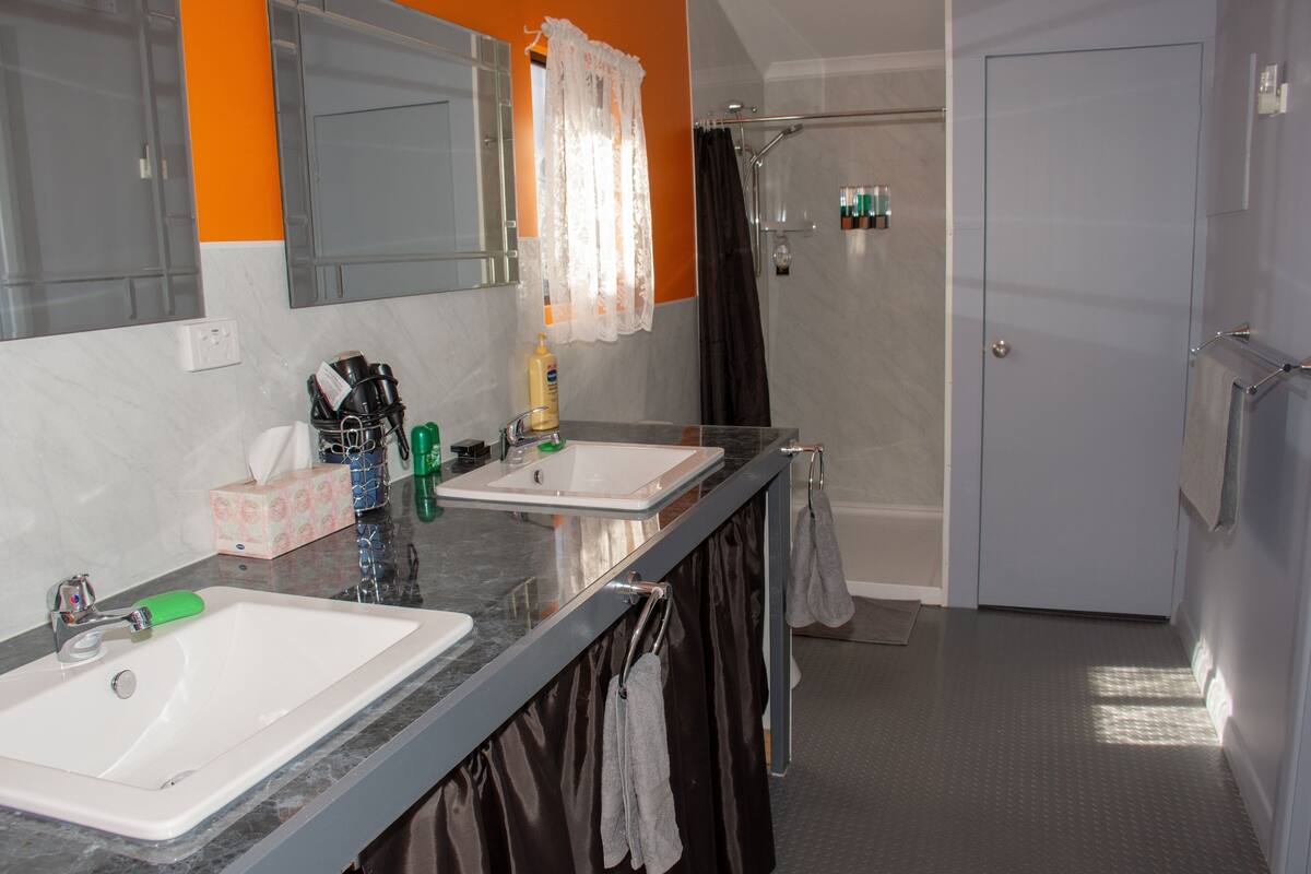 shower, rainfall showerhead, free toiletries, hair dryer