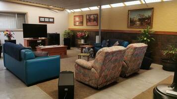 Familiesuite, flere senger | Oppholdsområde | En 24-tommers Flatskjerm-TV med Parabol-TV samt TV og filmkjøp