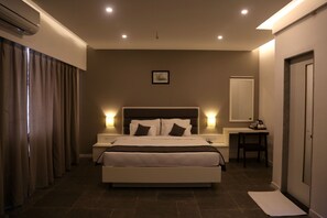 Quarto luxo, vista para a cidade | Sala de estar | TV