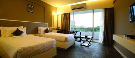 Schreibtisch, Verdunkelungsvorhänge, Bügeleisen/Bügelbrett