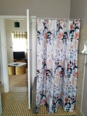 Eenvoudig appartement, 1 slaapkamer | Badkamer | Een douche, een regendouche, gratis toiletartikelen, een haardroger