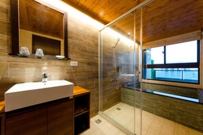 Luxe tweepersoonskamer, uitzicht op het water | Badkamer | Gratis toiletartikelen, een haardroger, pantoffels, handdoeken