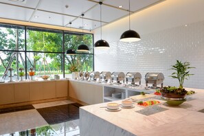 Enjoy cooking in this well-equipped kitchen with a coffee machine, bread machine, and ample countertop space.