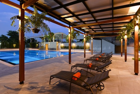 Una piscina al aire libre