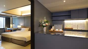 Two Bedrooms Single Suite | 浴室 | 淋浴设施、免费洗浴用品、吹风机、拖鞋