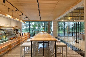 供应早餐、午餐和晚餐