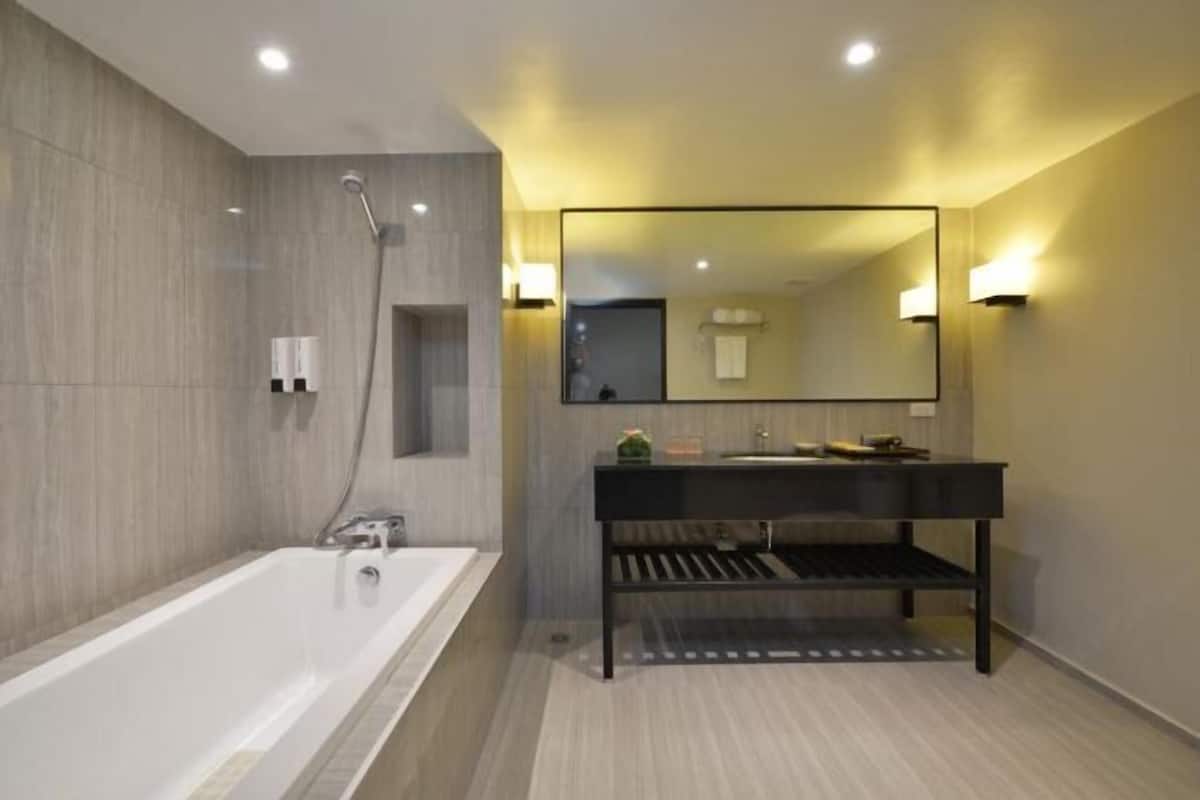 Douche, articles de toilette gratuits, sĂšche-cheveux, chaussons