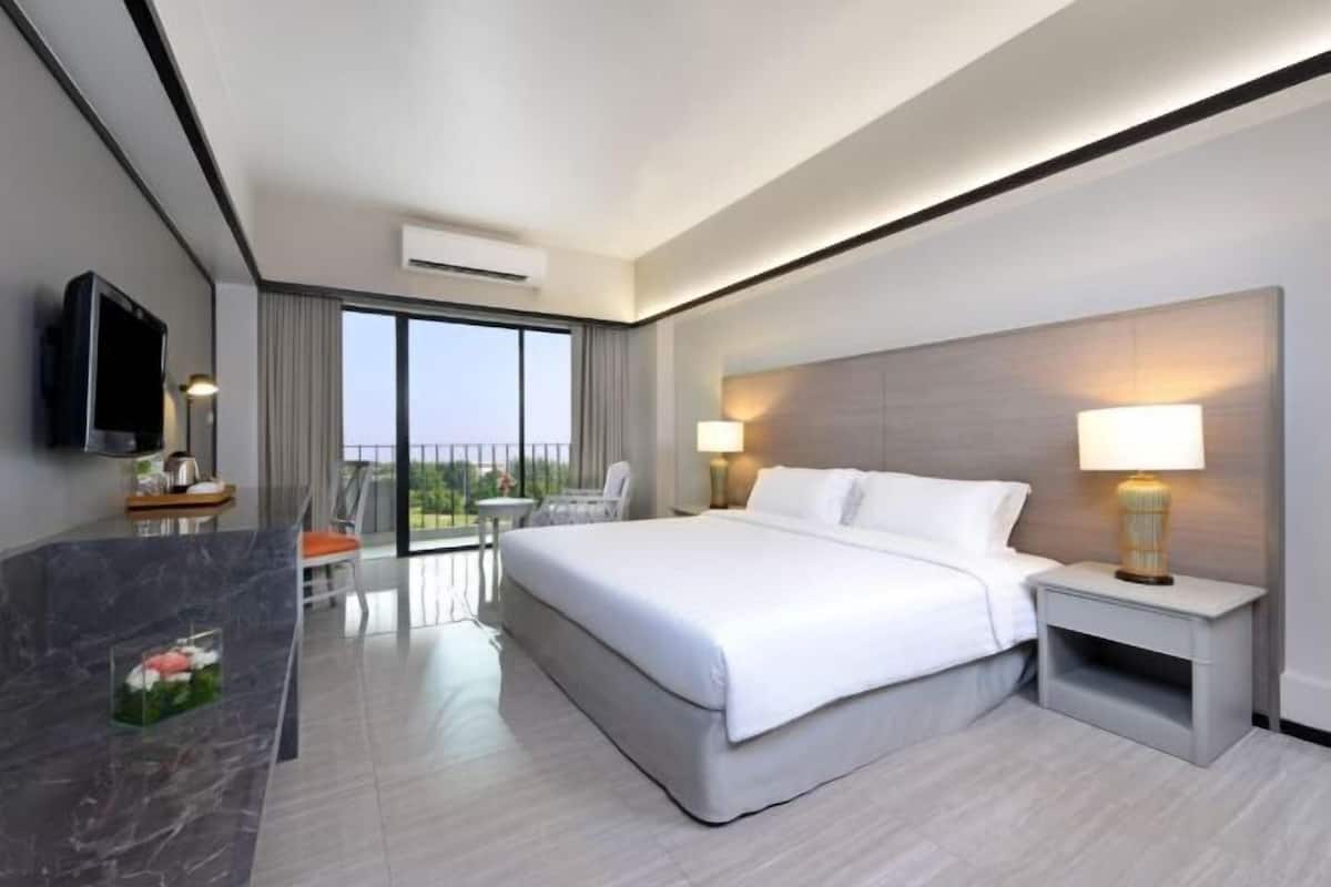 Premium bedding, desk, free WiFi, bed sheets