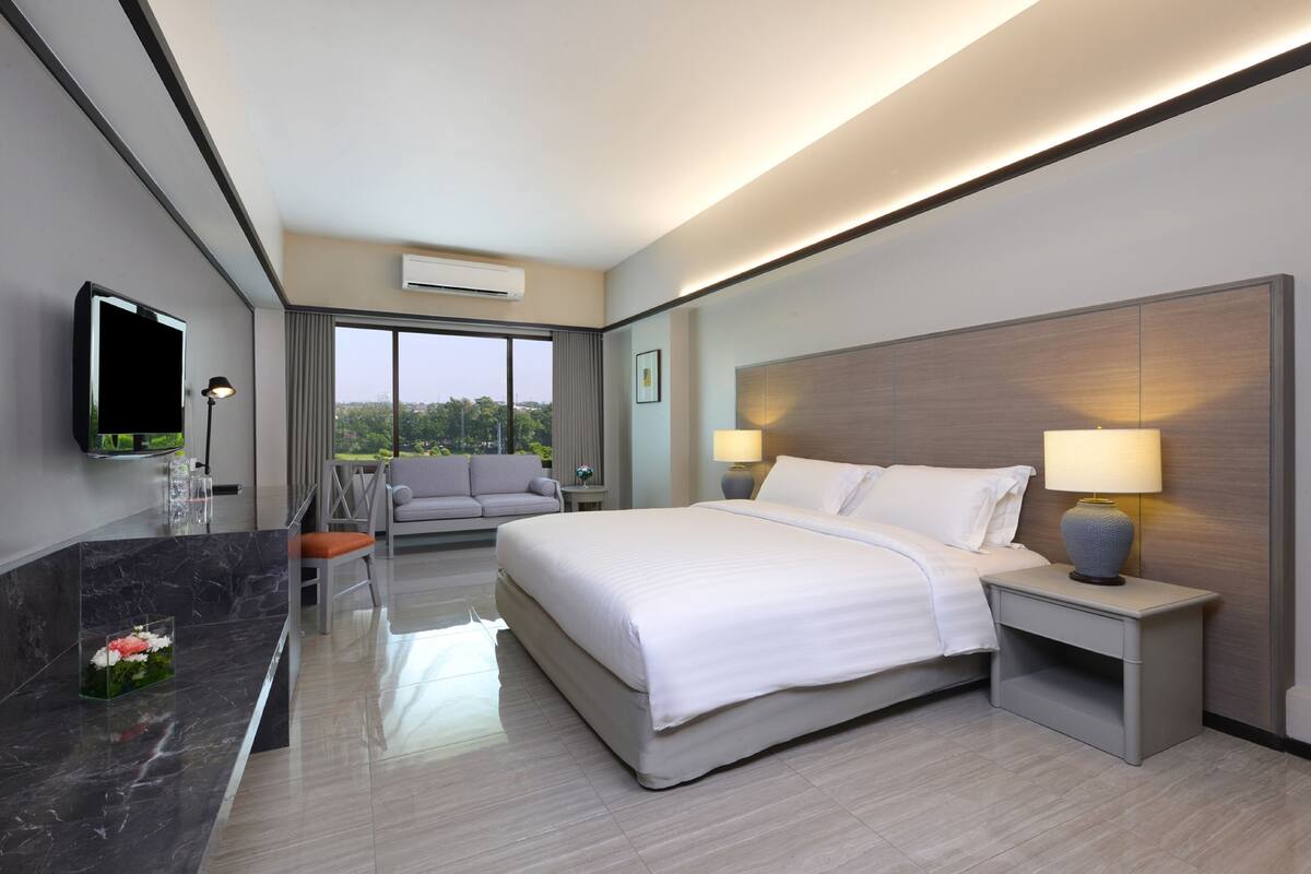 Premium bedding, desk, free WiFi, bed sheets
