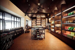 Un espacio amplio con pasillos anchos, estantes repletos de productos diversos y un área de exhibición central.