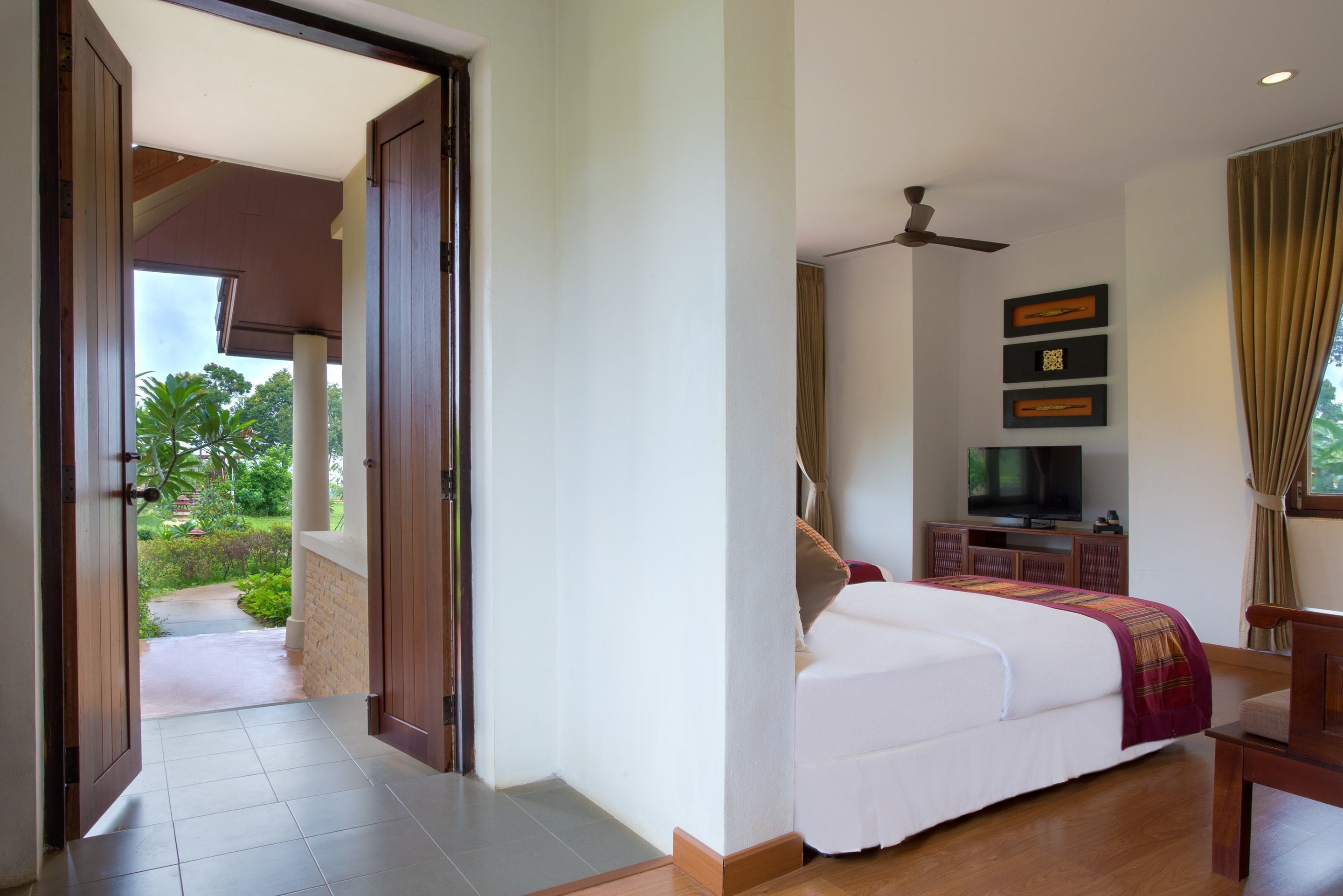 premium bedding, minibar, in-room safe, blackout curtains