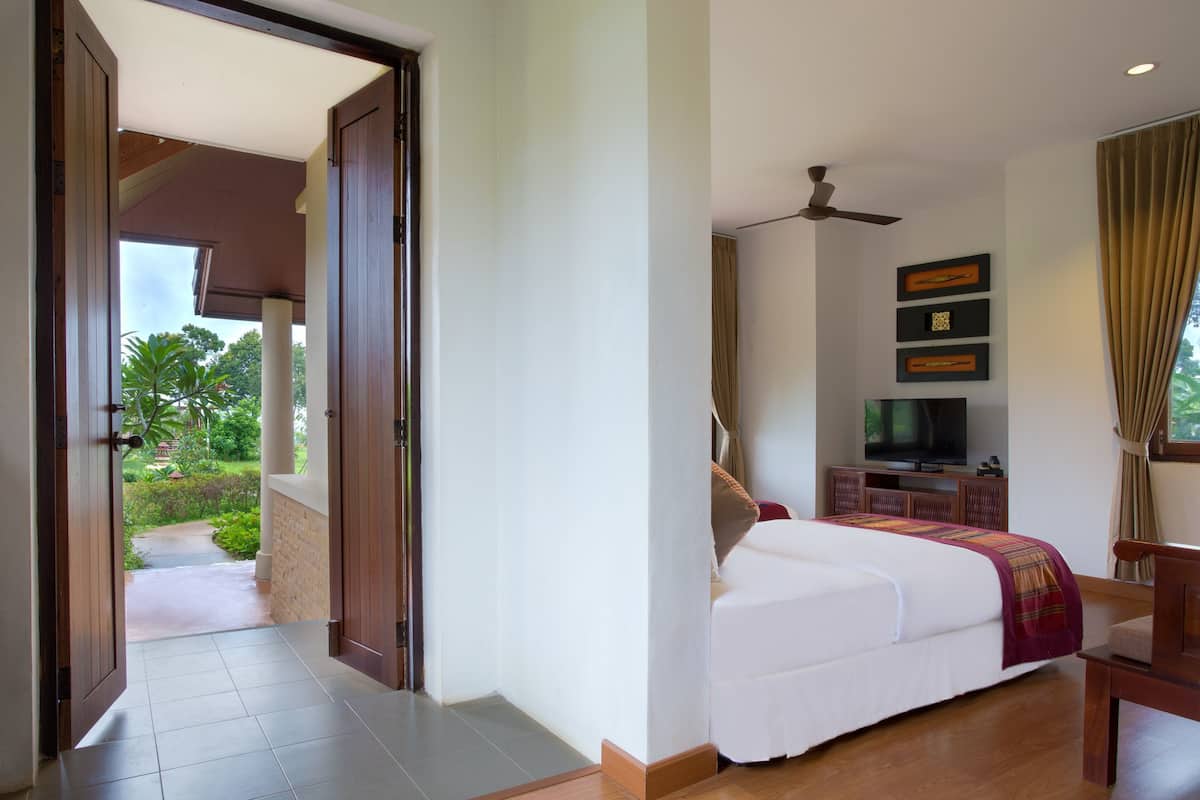 premium bedding, minibar, in-room safe, blackout curtains