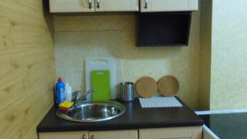 Standard-Apartment, 1 Schlafzimmer, Balkon, Stadtblick | Eigene Kochnische | Kühlschrank, Mikrowelle, Wasserkocher mit Kaffee-/Teezubehör