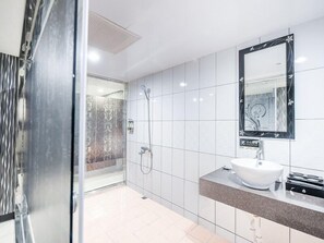 Chuveiro, secador de cabelo, chinelos 